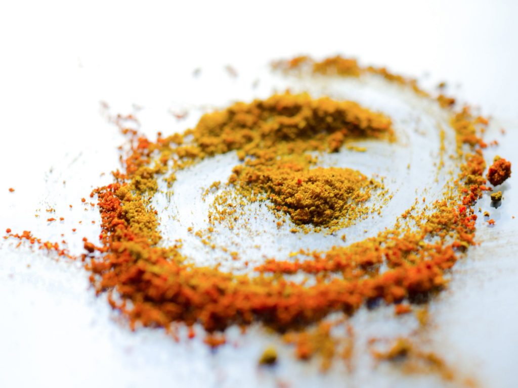 Curry fűszerkeverék spirál alakban kiszórva