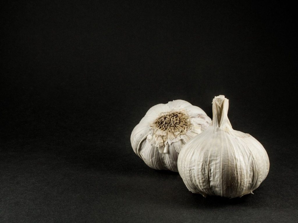 fokhagymák fekete háttérben