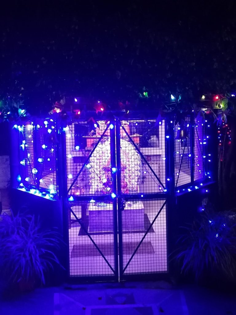 A feldíszített Rádhékrisna templom