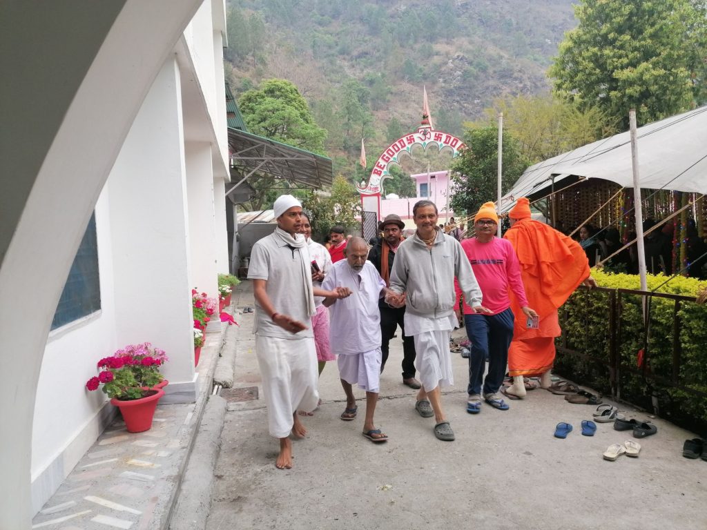 Sivanand a Seva Samiti Ásram kertjében