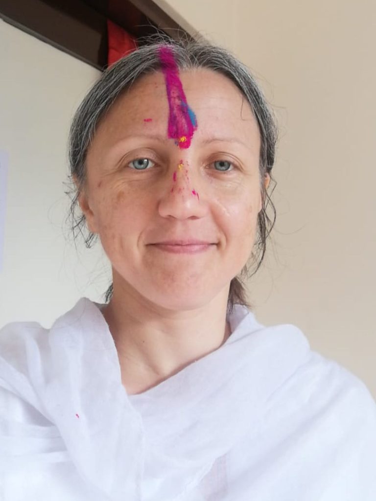 Első nap a Hóli ünnepen: színes porral kenik össze egymást az emberek